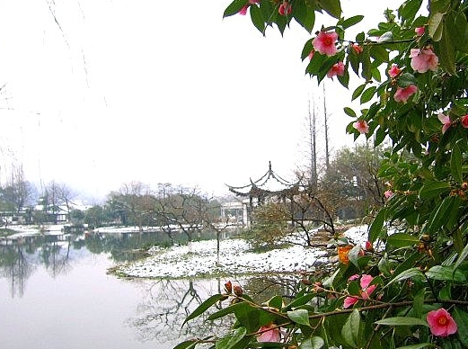 雪消門外千山綠，花發(fā)江邊二月晴